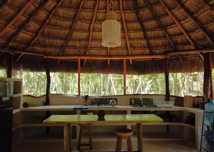 Lodge Unique Jungle Dome 2 Queen Beds *