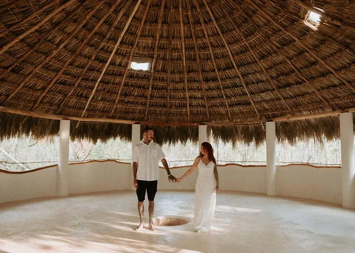 Lodge Unique Jungle Dome 2 Queen Beds *